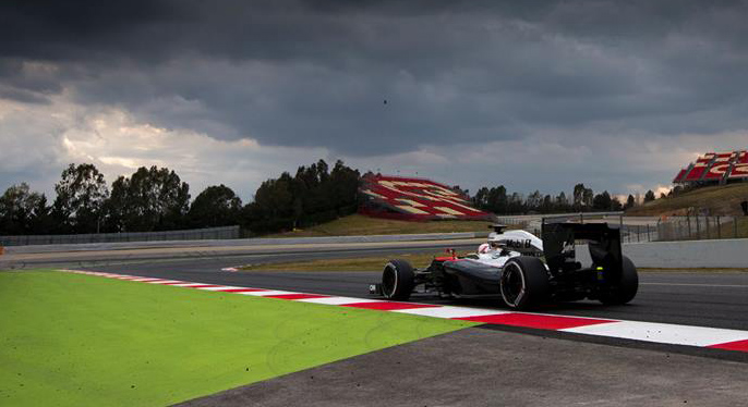 Dunkle Wolken über Alonsos McLaren vor dem Crash in Barcelona. Copyright; McLaren