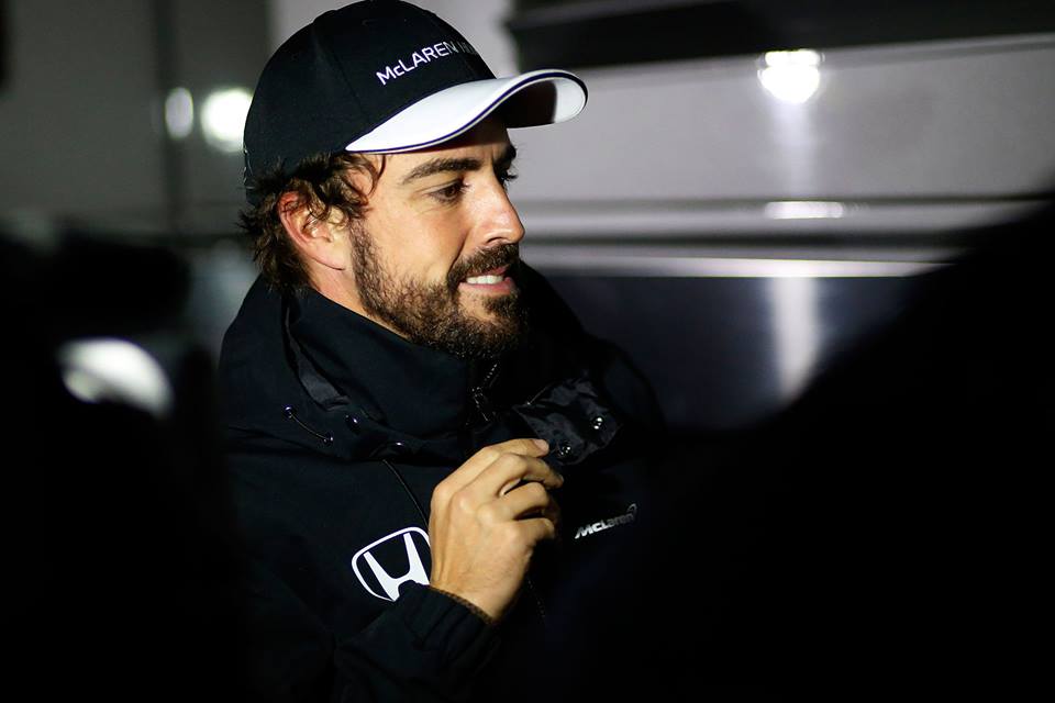 McLaren-Star Fernando Alonso vor dem Unfall. Copyright: McLaren