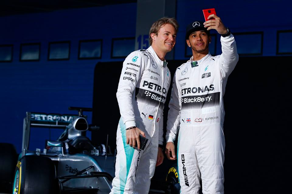 Hamilton und Rosberg beim Präsentations-Selfie. Copyright: Mercedes