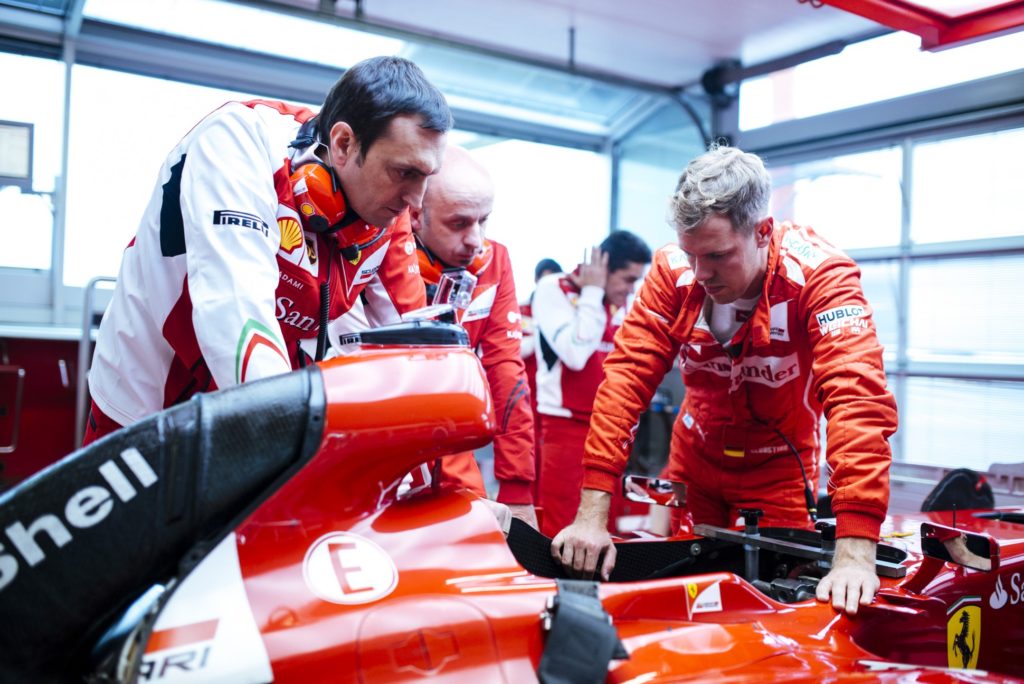 Vettel und sein Ferrari-Renningenieur Adami. Copyright: Ferrari