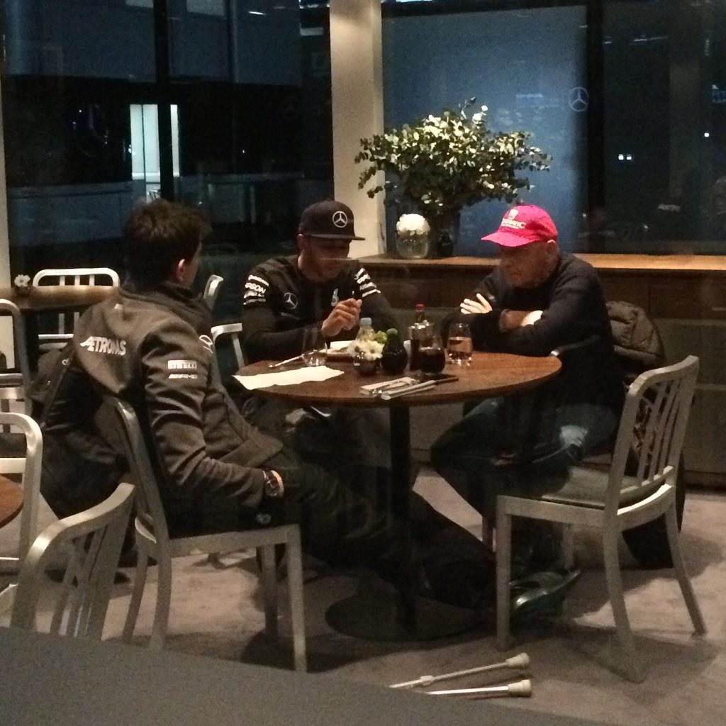 Wolff, Hamilton und Lauda bei Vertragsgesprächen. Credit: Privat