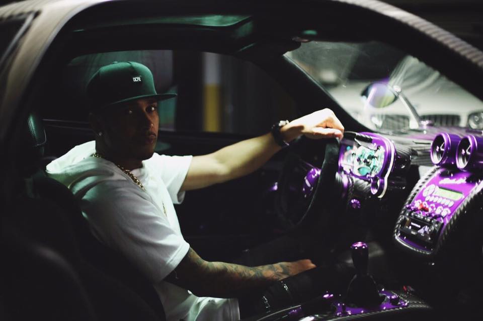 Hamilton in seinem Pagani Zonda. Quelle: Facebook