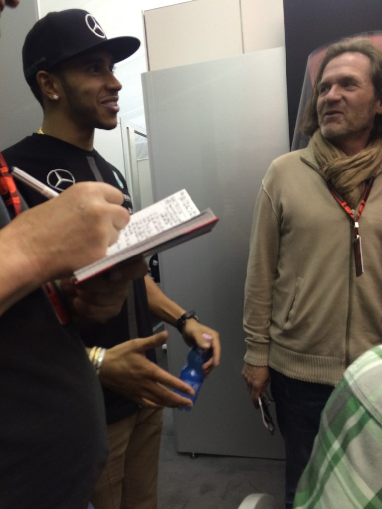 Lewis Hamilton fragt Toto Wolff. Copyright: F1-insider.com