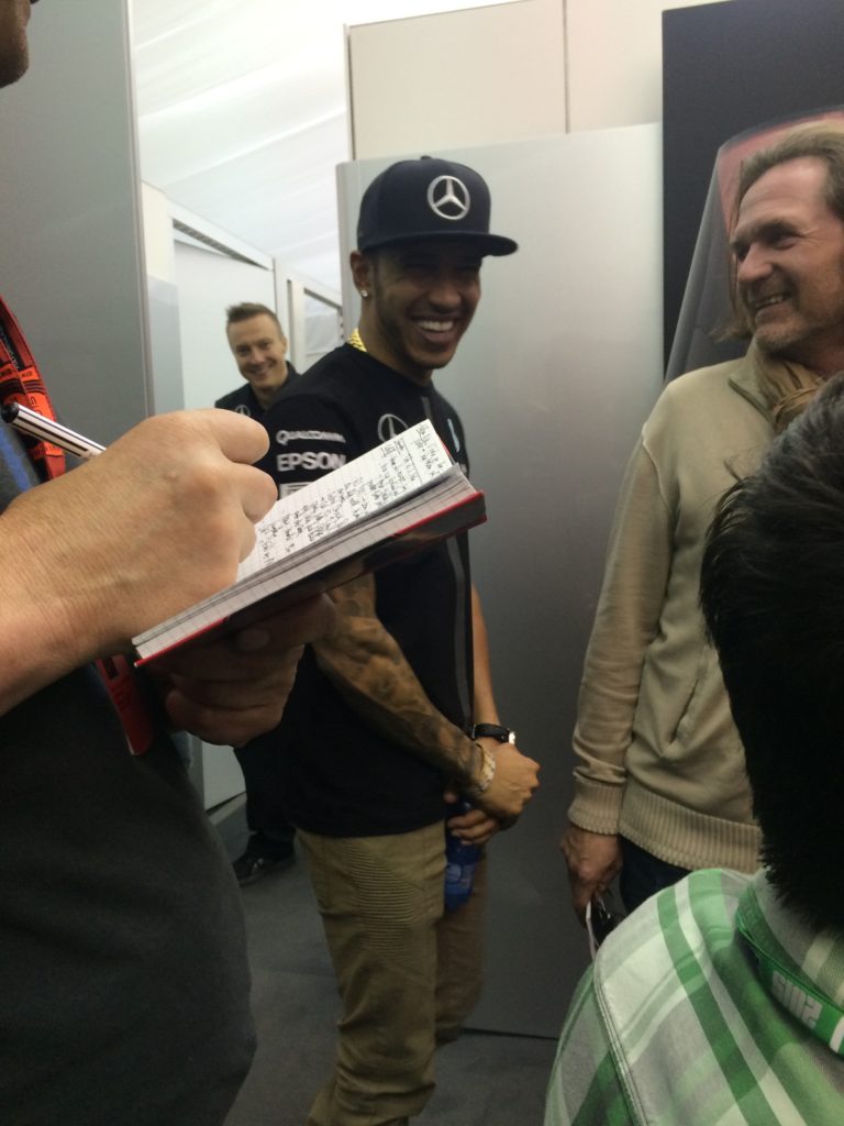 Lewis Hamilton freut sich. Copyright: F1-insider.com