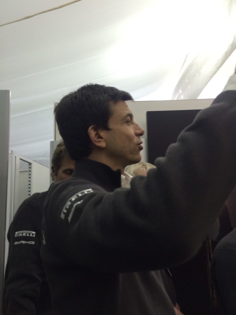 Toto Wolff fragt Lewis Hamilton. Copyright: F1-insider.com