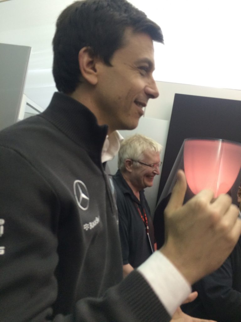 Toto Wolff fragt Lewis Hamilton. Copyright: F1-insider.com
