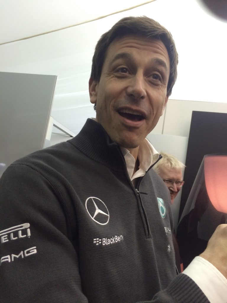 Toto Wolff fragt Lewis Hamilton. Copyright: F1-insider.com