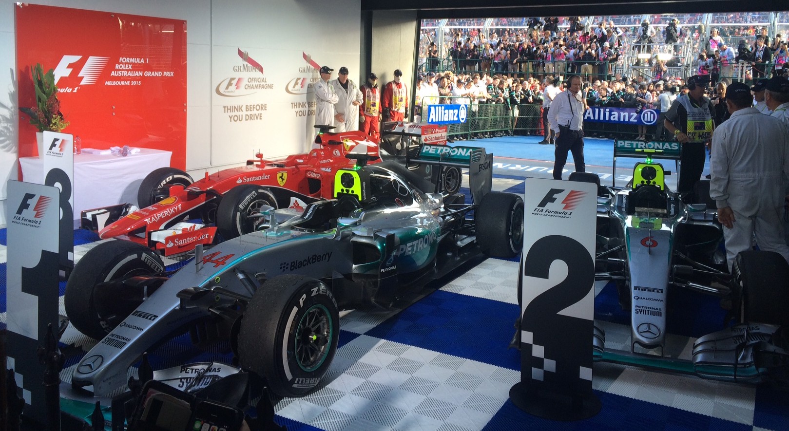 Die Silberpfeile und Vettels Ferrari im Parc Fermée von Australien. Copyright: F1-