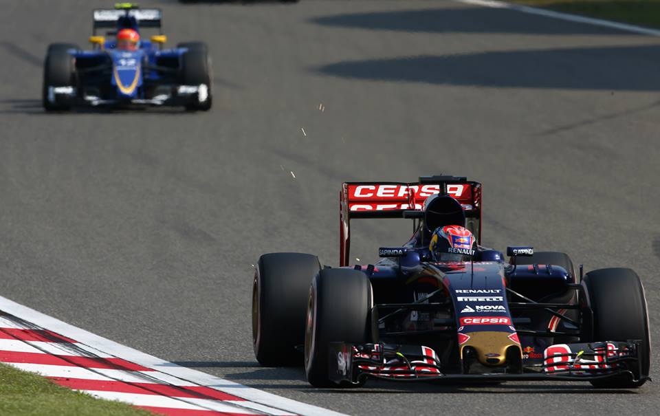 Verstappen vor einem Sauber. Copyright: Toro Rosso