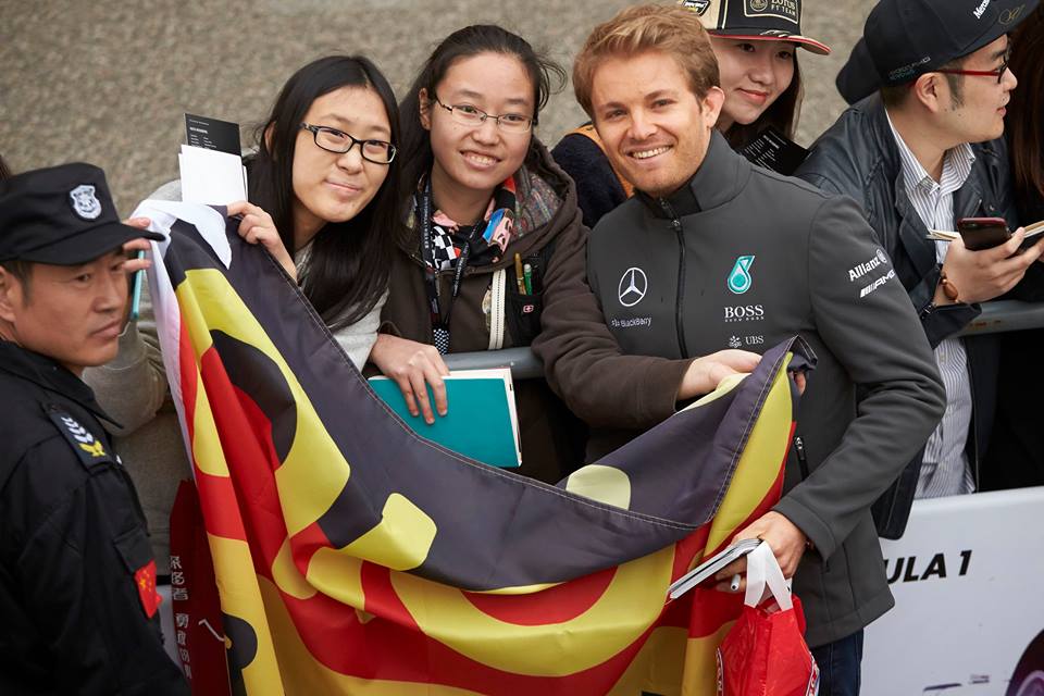 Rosberg mit Fans in Shanghai. Quelle: Mercedes