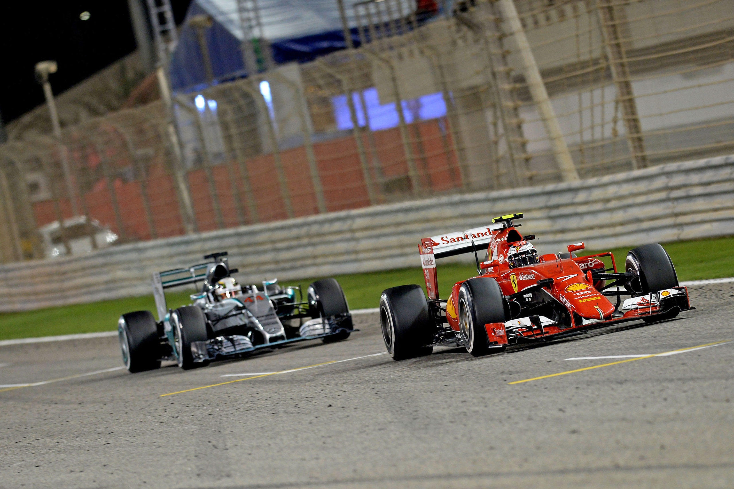 Ferrari und Mercedes in Bahrain. Copyright: Mercedes