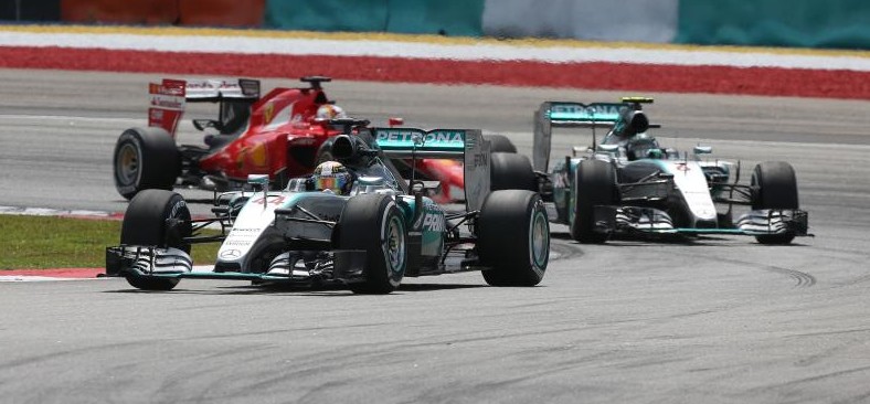 Vettel jagt Mercedes. Copyright: Mercedes