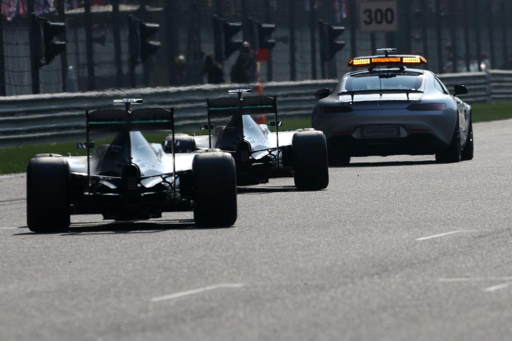 Mercedes-Duell hinterm Safety Car. Copyright: Mercedes