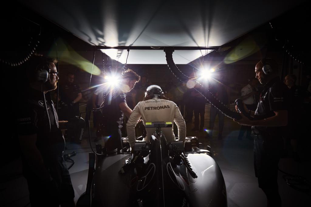 Nico Rosberg steigt aus seinem Mercedes. Copyright: Mercedes