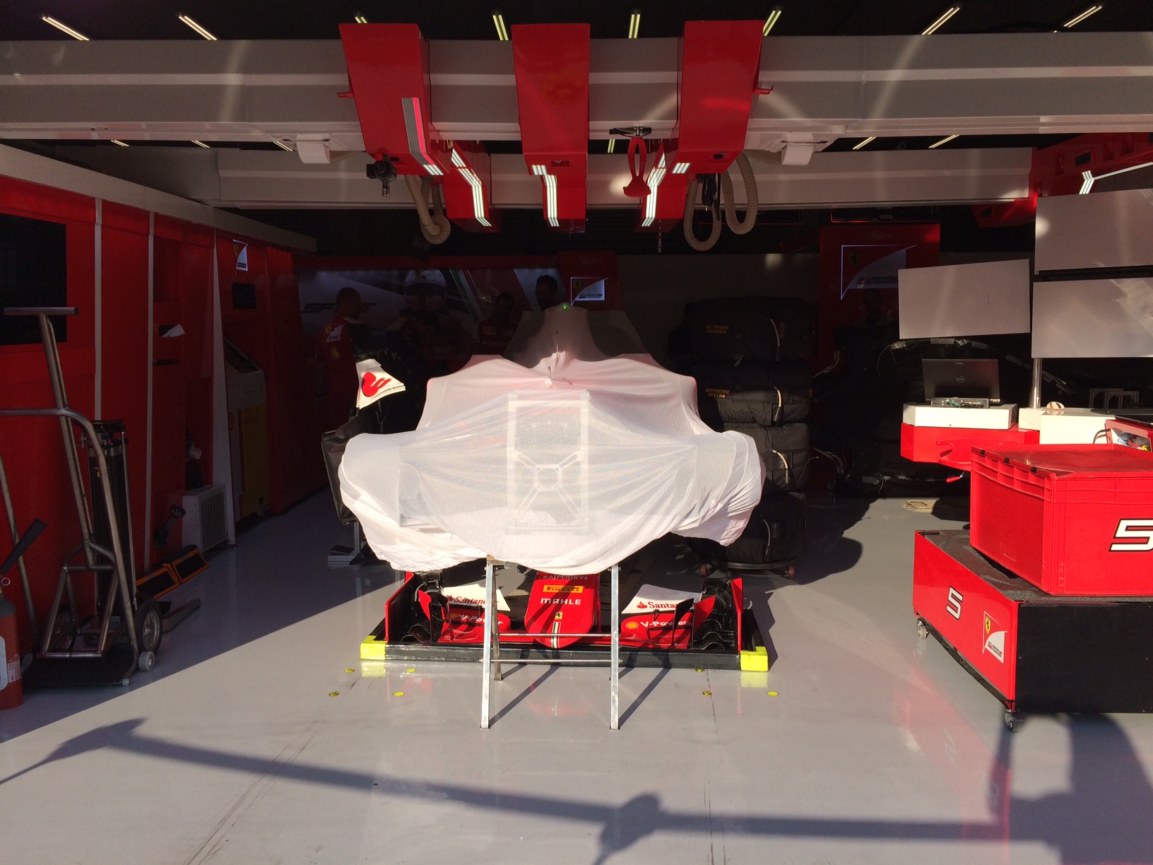 Vettels Ferrari am Abend. Copyright: F1-insider.com