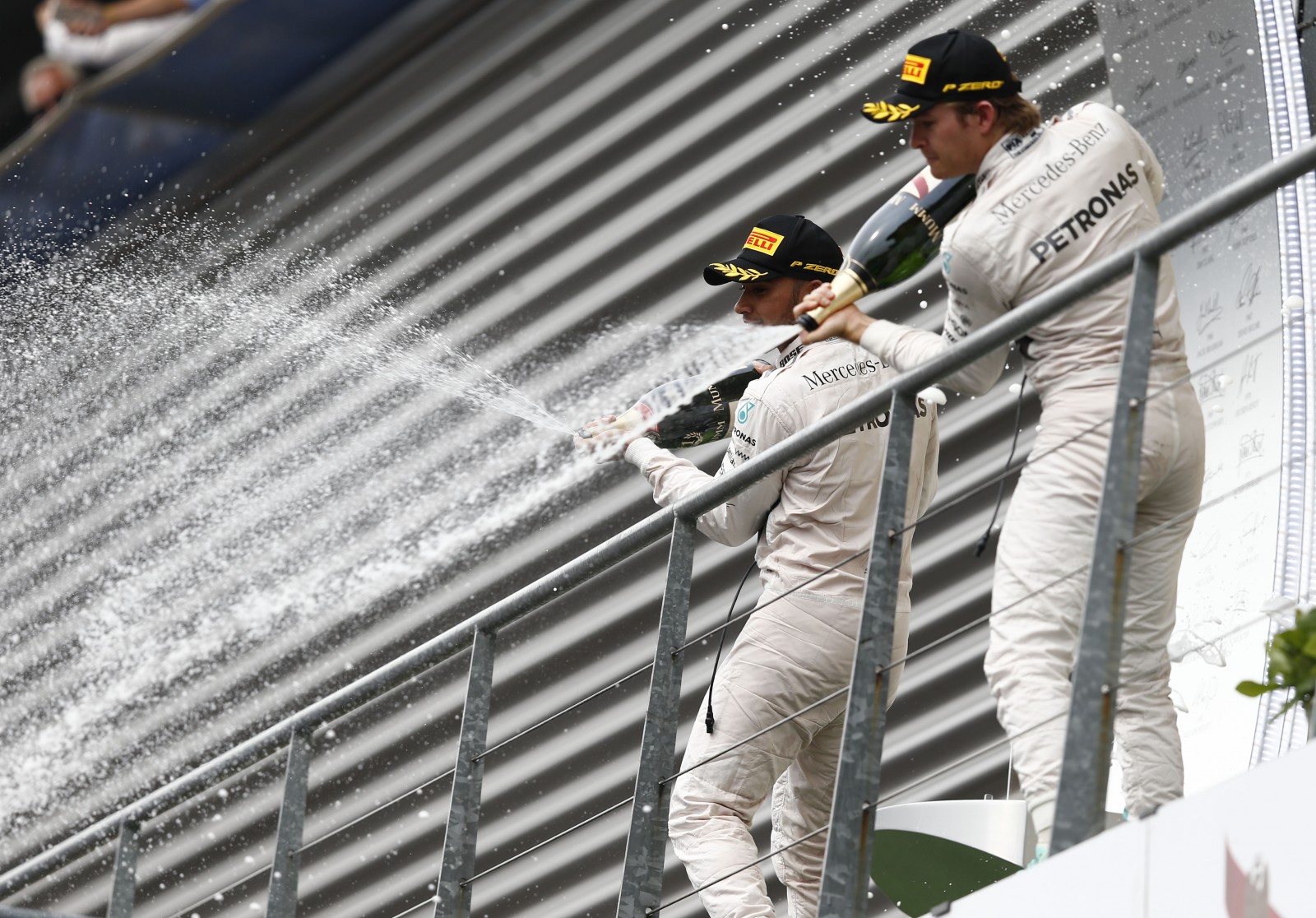 Hamilton und Rosberg auf dem Podium in Spa. Copyright: Mercedes