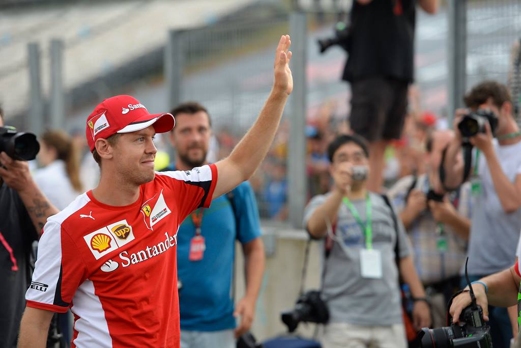 Vettel winkt Fans zu. Copyright: Ferrari