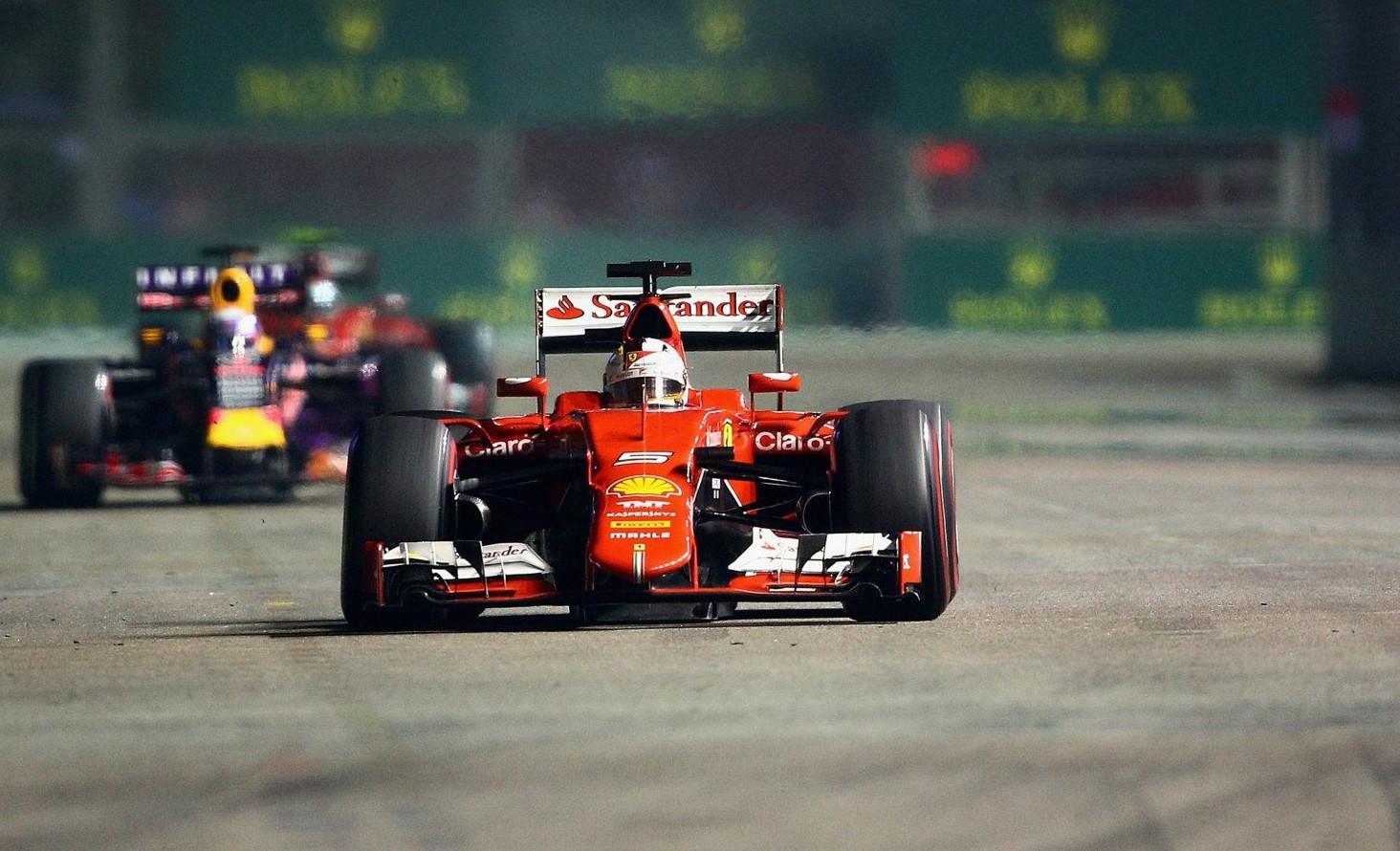 Red Bull hinter Ferrari. Das könnte Vettel noch helfen. Copyright: Red Bull