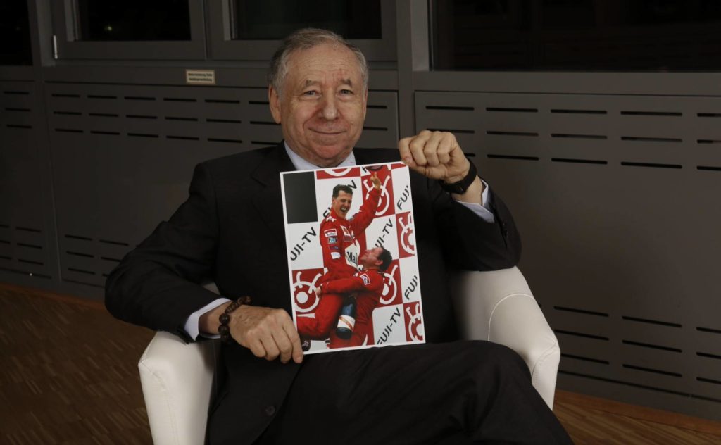 Jean Todt mit einem Foto von Michael Schumachhers Sieg in Suzuka 2000. Credit: AUTO BILD