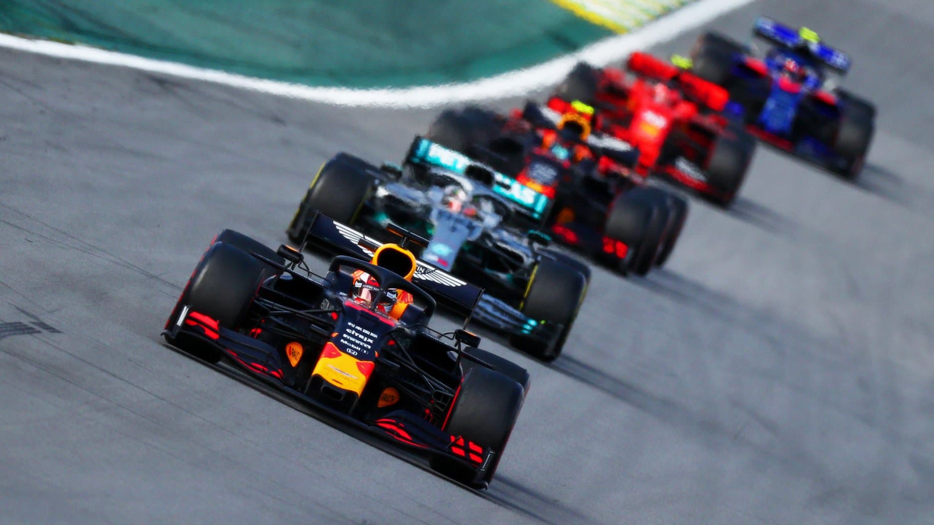 Red Bull vor Mercedes