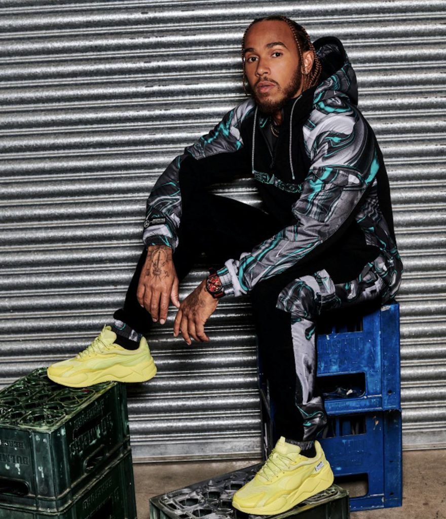 Lewis Hamilton im Puma-Trainingsanzug. Credit: Puma