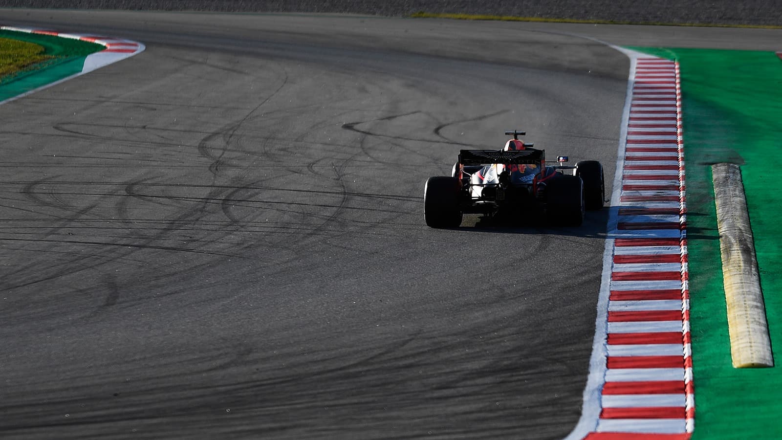 Red Bull allein auf weiter Flur