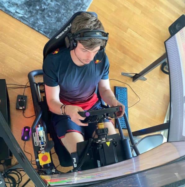 Max Verstappen in seinem Home-Simulator