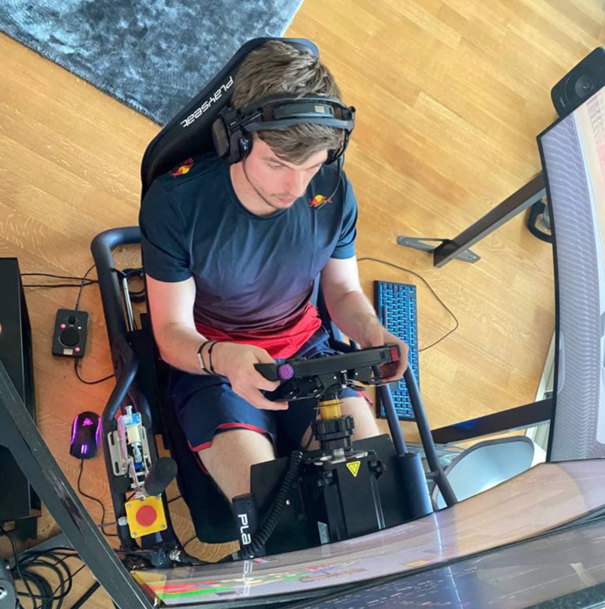 Max Verstappen in seinem Home-Simulator
