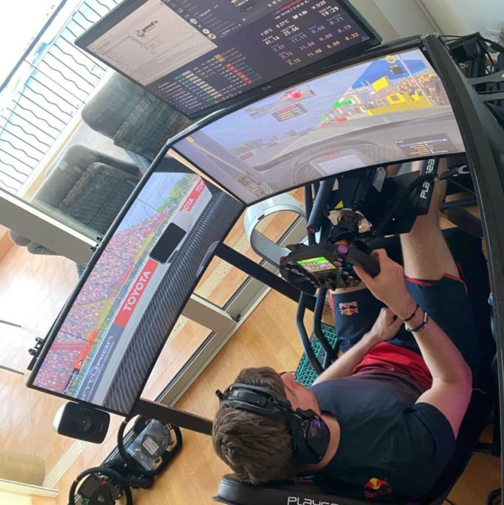 Max Verstappen in seinem Home-Simulator