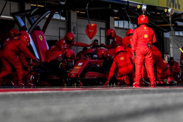 Vettel beim Ferrari-Boxenstopp. Credit: Ferrari