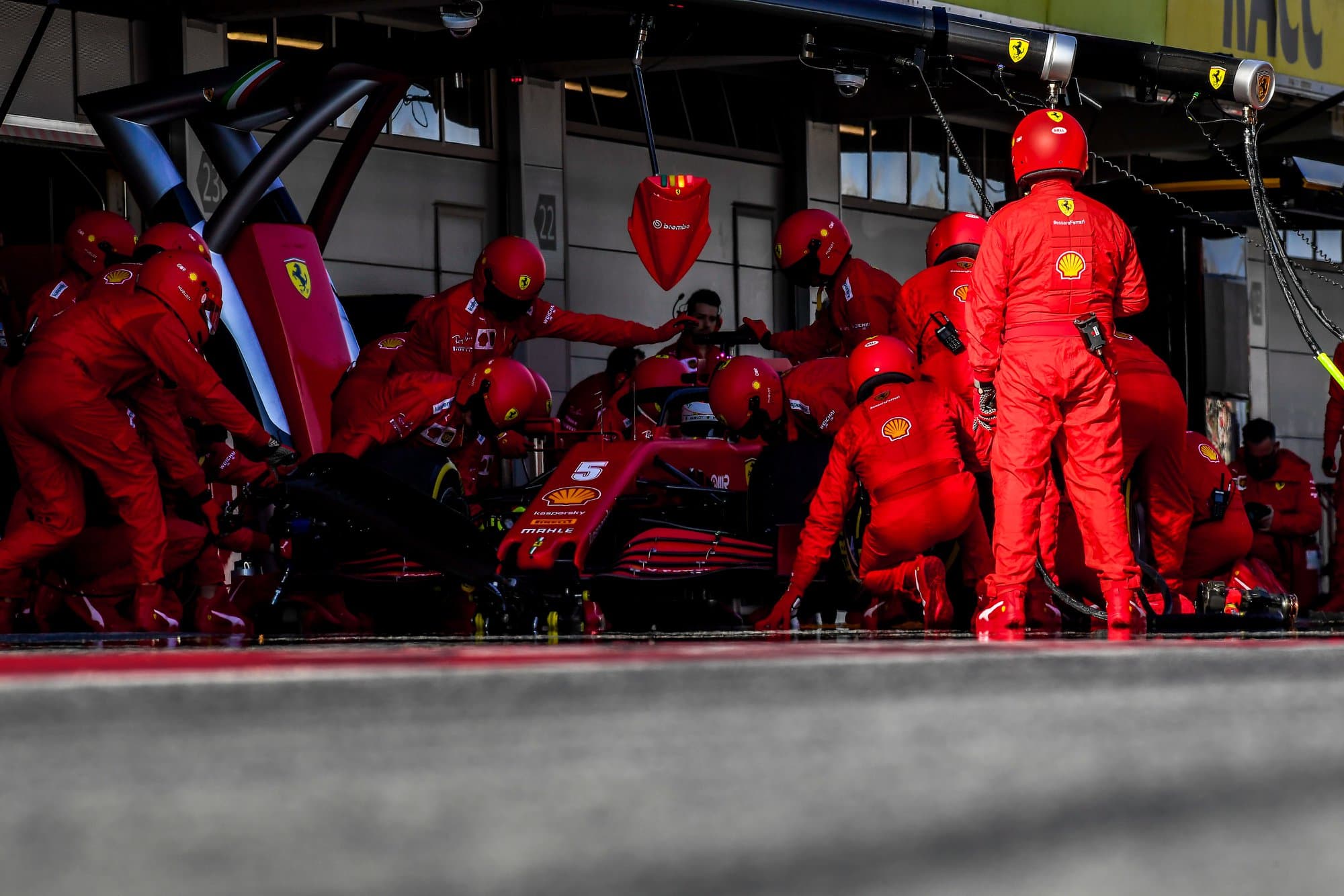 Vettel beim Ferrari-Boxenstopp. Credit: Ferrari