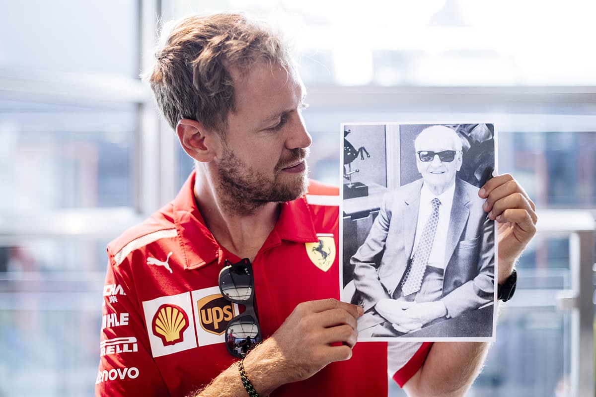 Sebastian Vettel mit einem Foto von Enzo Credit: Ferrari