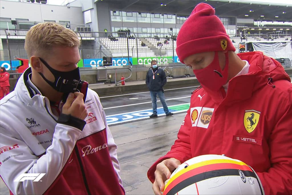 Mick Schumacher und Sebastian Vettel hatten reichlich zeit sich zu unterhalten. 
Eifel Grand Prix