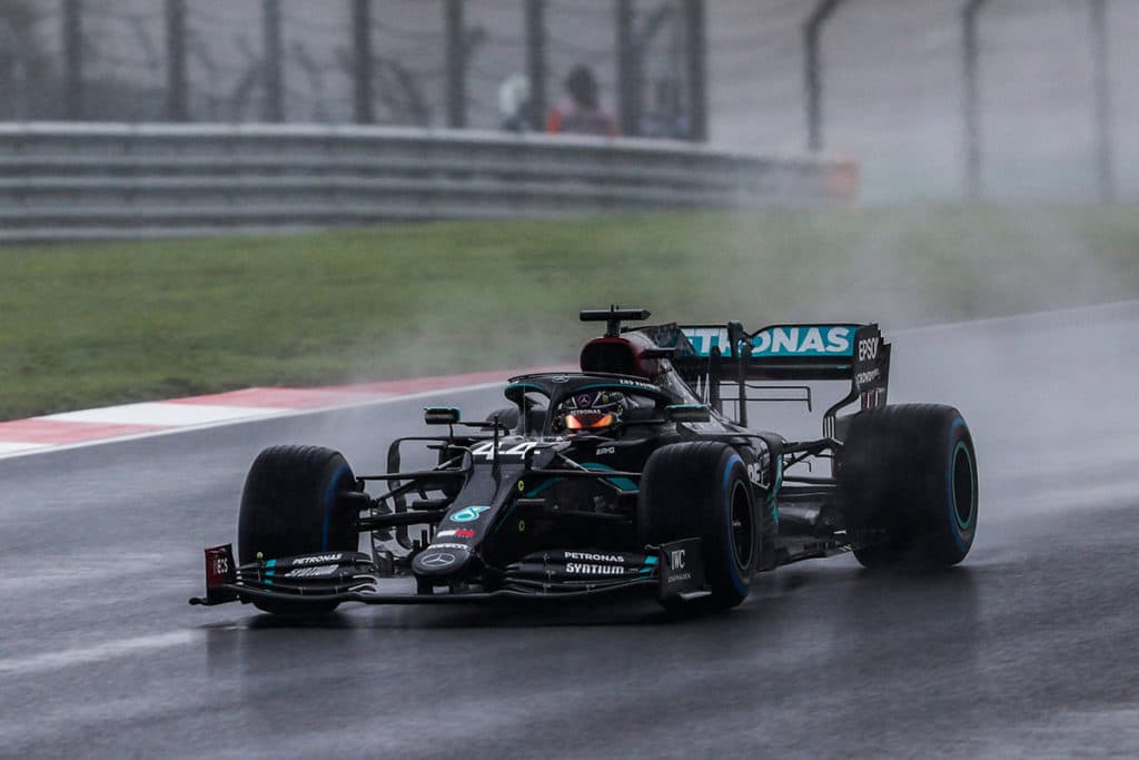 Hamilton startet nur auf Platz 6.
Stroll holt die Pole