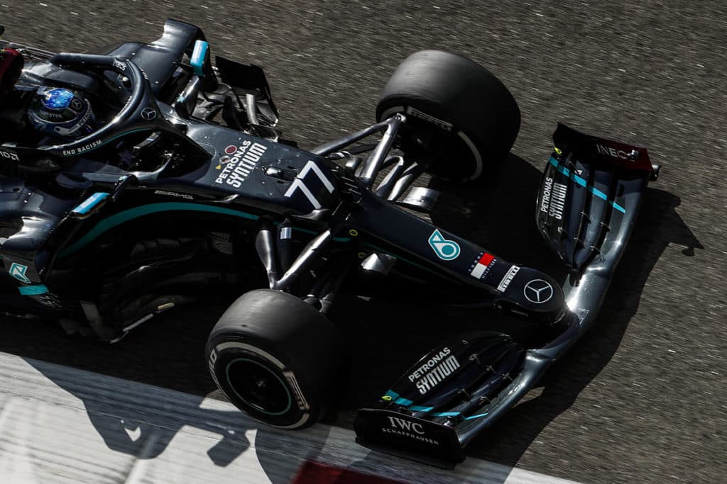 Valtteri Bottas beendet das letzte Qualifying des Jahres vor seinem Mercedes-Teamkollegen Lewis Hamilton - LAT Images