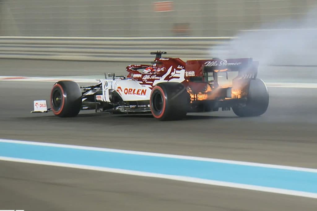 Kimis Alfa ging in Abu Dhabi in flammen auf Credit: F1 TV