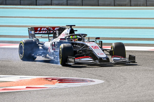 Mick Schumacher im Haas beim Test in Abu Dhabi 2020. Credit: Sutton/LAT/Haas