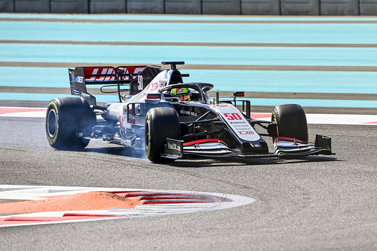 Mick Schumacher im Haas beim Test in Abu Dhabi 2020. Credit: Sutton/LAT/Haas