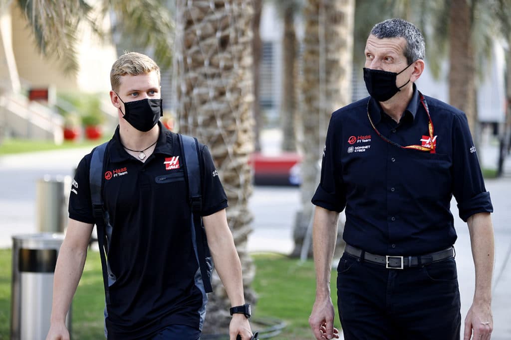 Mick Schumacher mit Günther Steiner Credit: LAT/ Haas