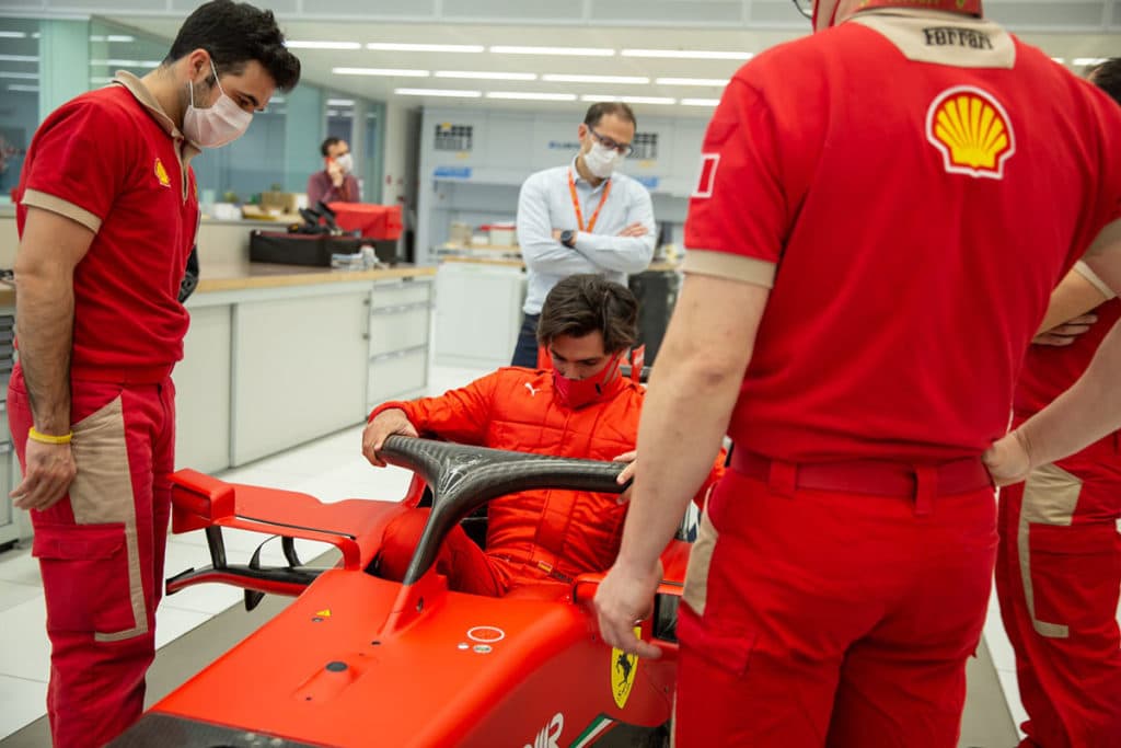 Carlos Sainz' erste Sitzprobe Ferrari. Credit: Scuderia Ferrari