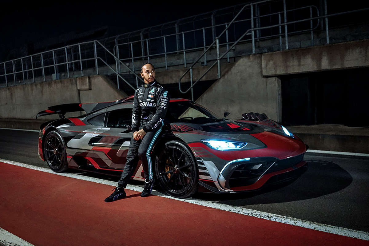Lewis Hamilton steht neben dem Mercedes AMG Project One. Credit: Mercedes