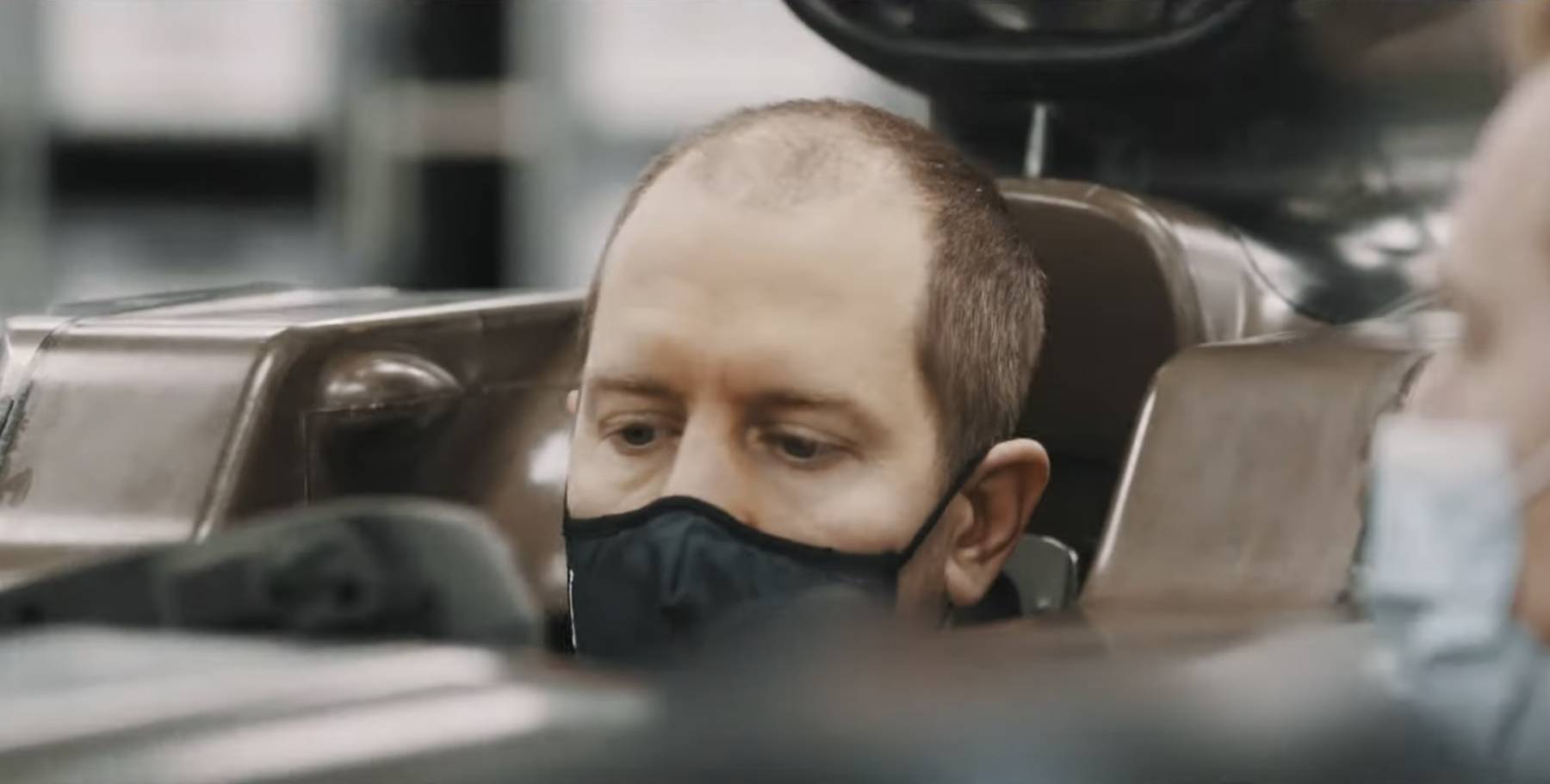 Vettel mit Halbglatze. Credit: Aston Martin