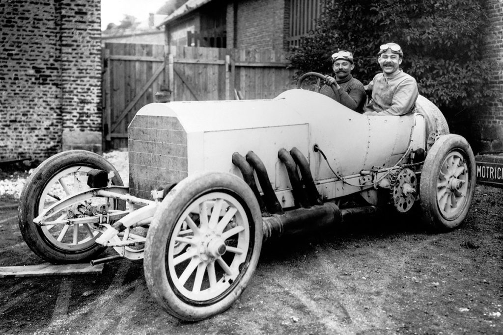 Christian Lautenschlager mit Beifahrer auf Mercedes 140 PS Grand-Prix-Rennwagen, Sieger beim Großen Preis von Frankreich auf dem Rundkurs bei Dieppe am 7. Juli 1908. Credit: Mercedes
