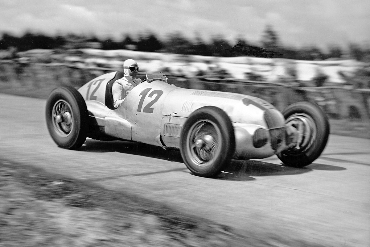 Großer Preis von Deutschland 1937. Der spätere Sieger Rudolf Caracciola im Mercedes-Benz W 125. Credit: Mercedes