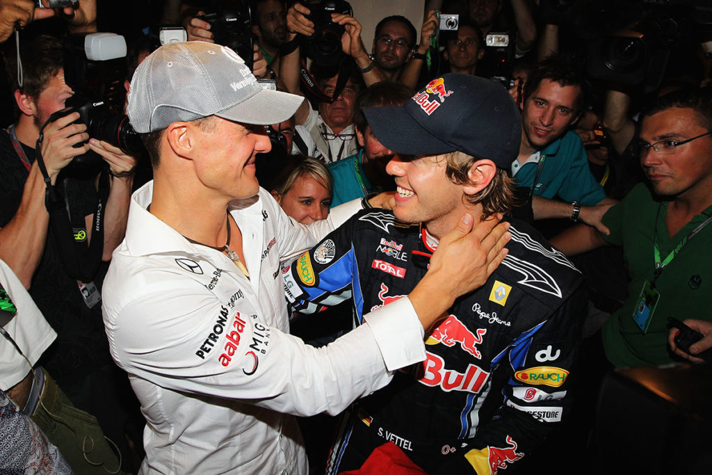 Michael Schumacher gratuliert Sebastian Vettel zu seinem ersten Formel-1-Titel 2010 in Abu Dhabi Credit: Red Bull Conent Pool