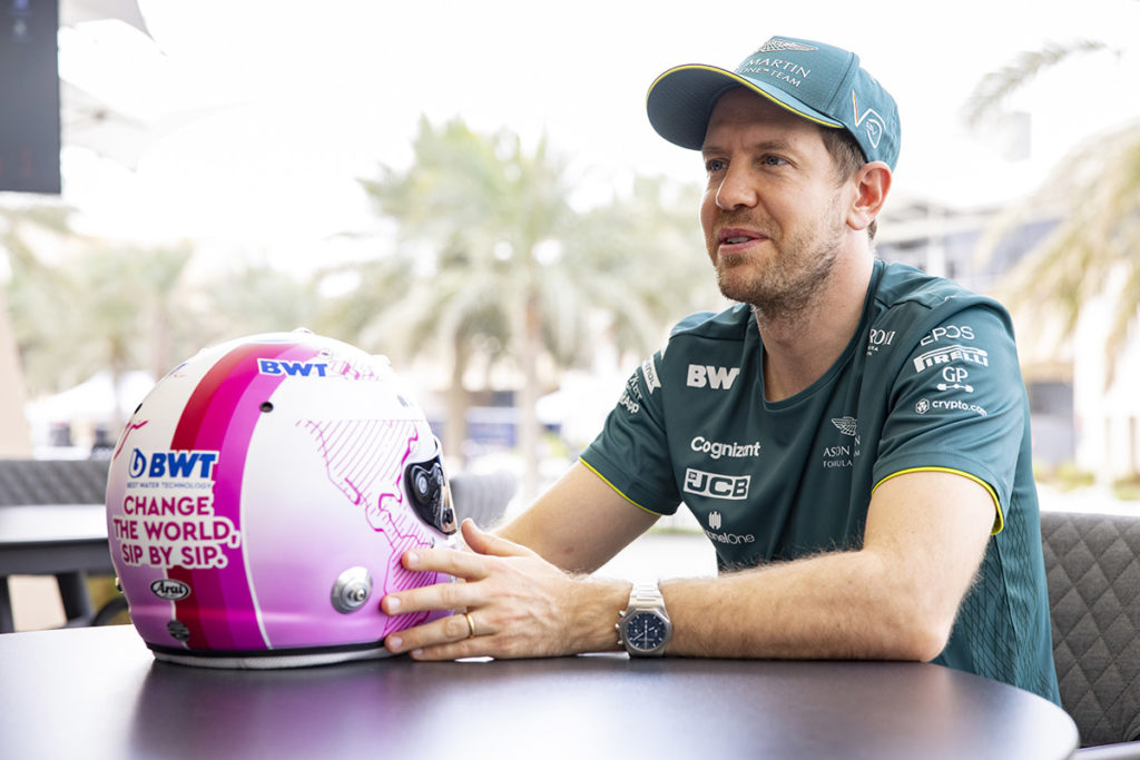 Sebastian Vettel präsentiert seinen Helm für die Formel-1-Saison 2021 Credit: Aston Martin