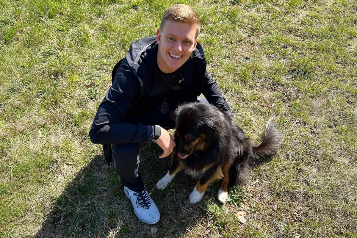 Mick Schumacher mit seinem Hund 2021