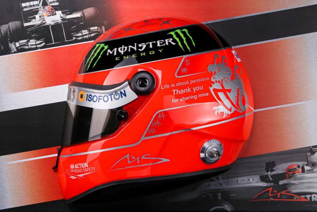 Michael Schumacher Wandbild Halber Helm 2012 finale Edition. Credit: Max Verstappen Cap 2021. Credit: paddock-legends.com
