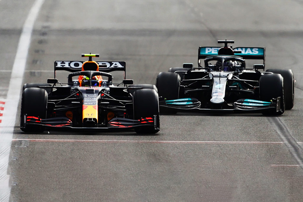 Formel 1 Sergio Perez vor Lewis Hamilton Aserbaidschan GP 2021 Race