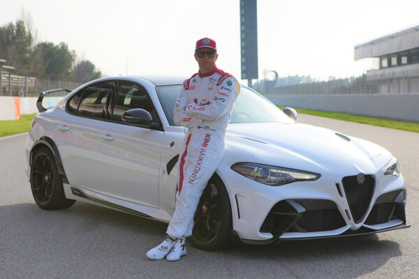 Kimi Räikkönen vor dem Alfa Romeo Giulia GTA 2021. Credit: Alfa Romeo